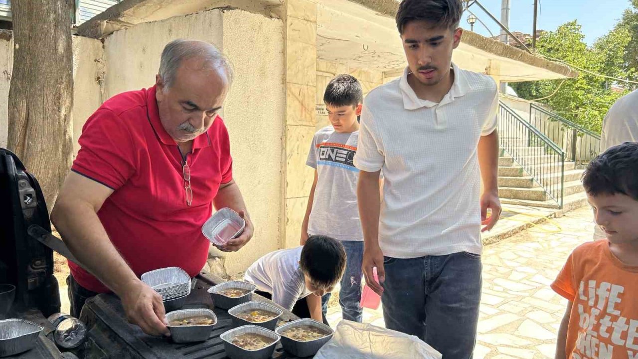 Uşak’ta şehitler için yüzlerce kişilik aşure hayrı yapıldı