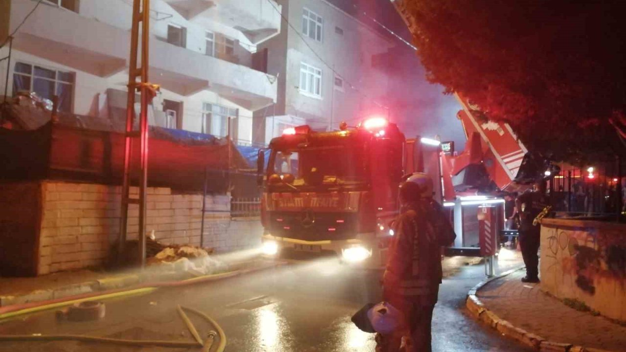 Pendik’te iki binanın çatısı alevlere teslim oldu