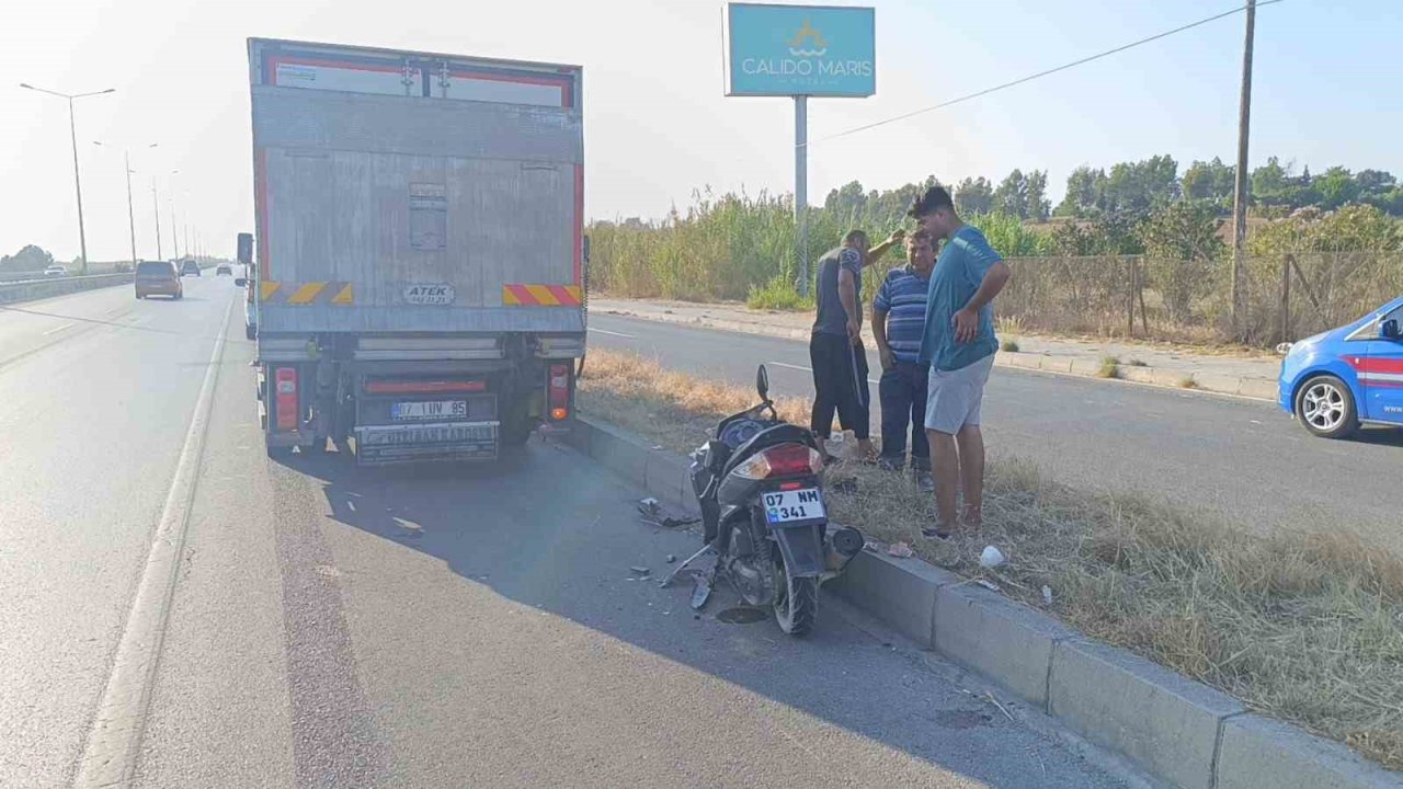 Kamyona arkadan çarpan motosikletin sürücüsü yaralandı