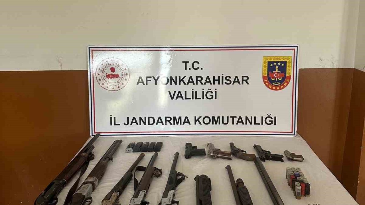 Cephaneliğe yetecek kadar ruhsatsız silahla yakalandı