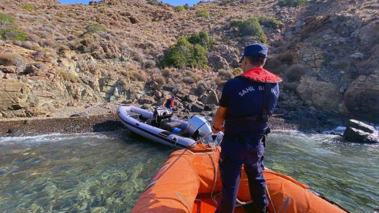 Datça’da plajda 22 düzensiz göçmen ve 6 insan kaçakçısı yakalandı