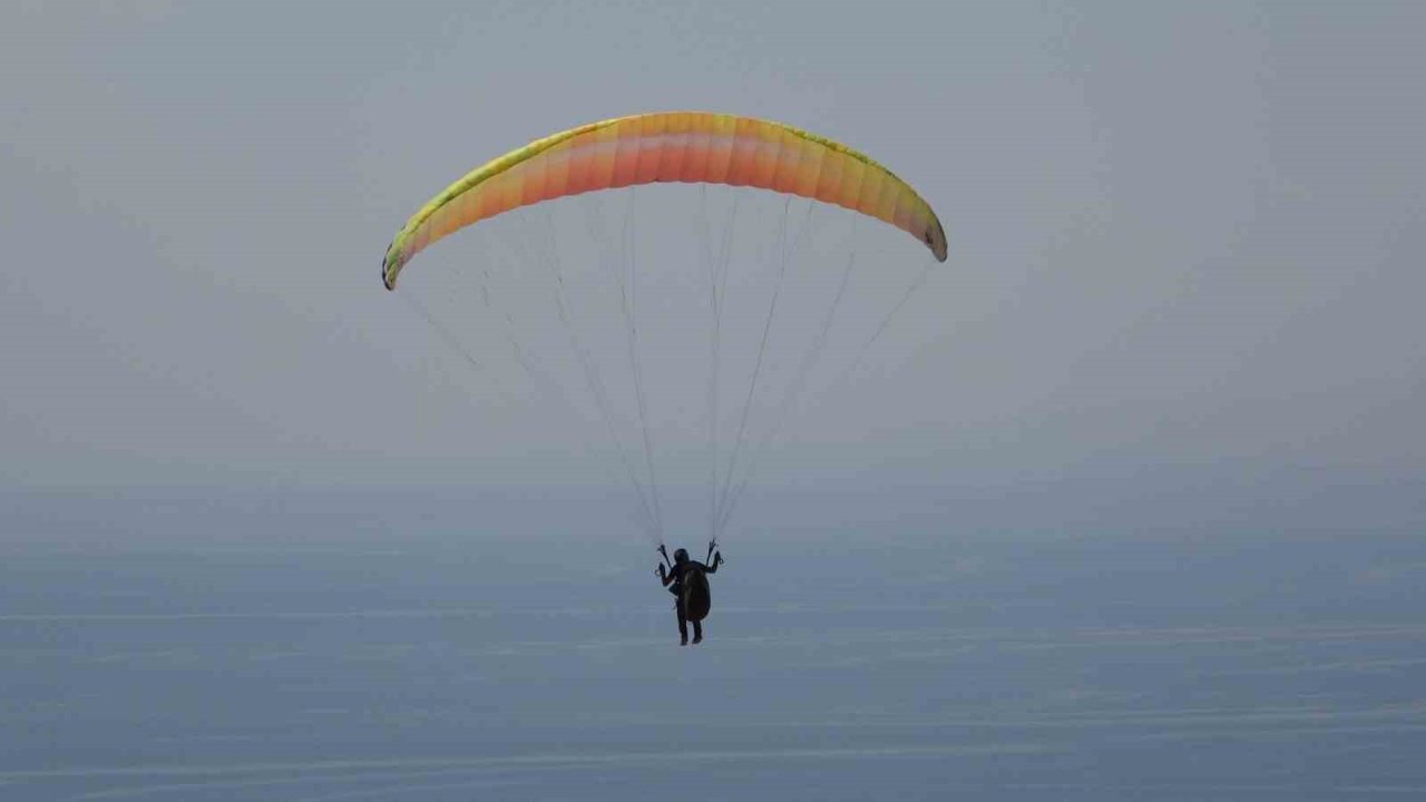 Van Gölü sahilinde yamaç paraşütü yarışması nefes kesti