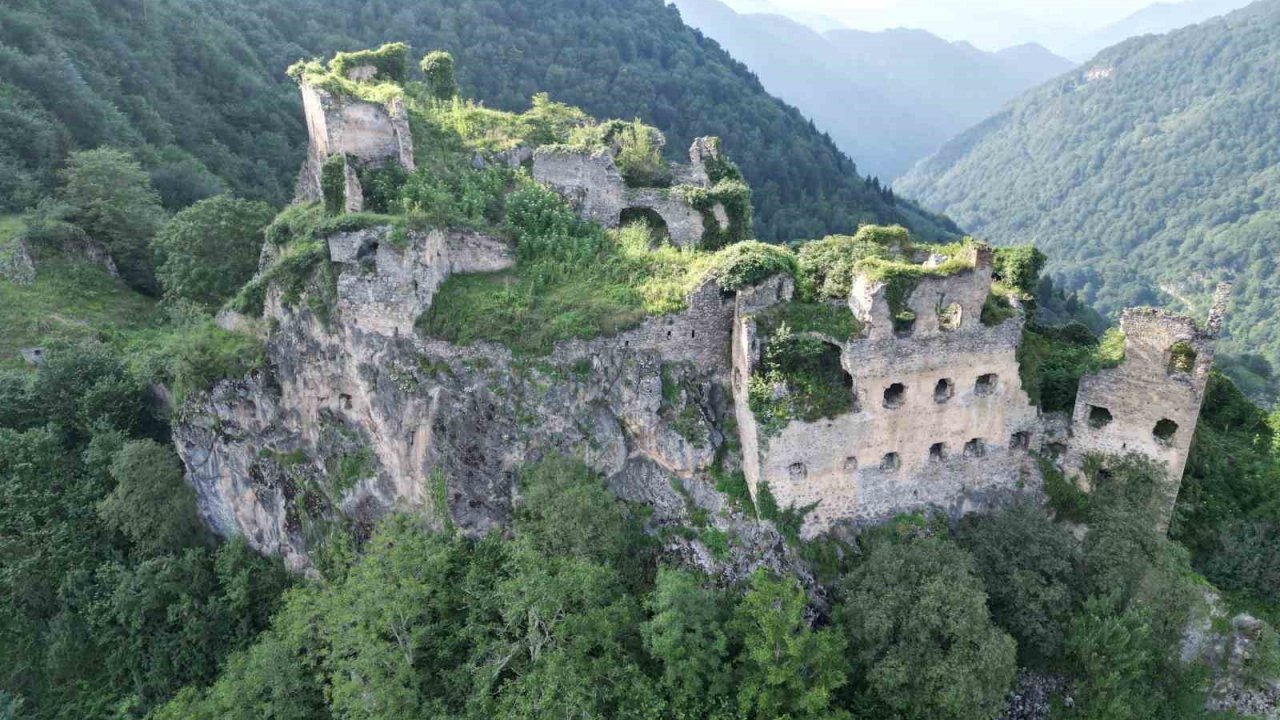 Dağların zirvesindeki manastır adeta asırlara meydana okuyor