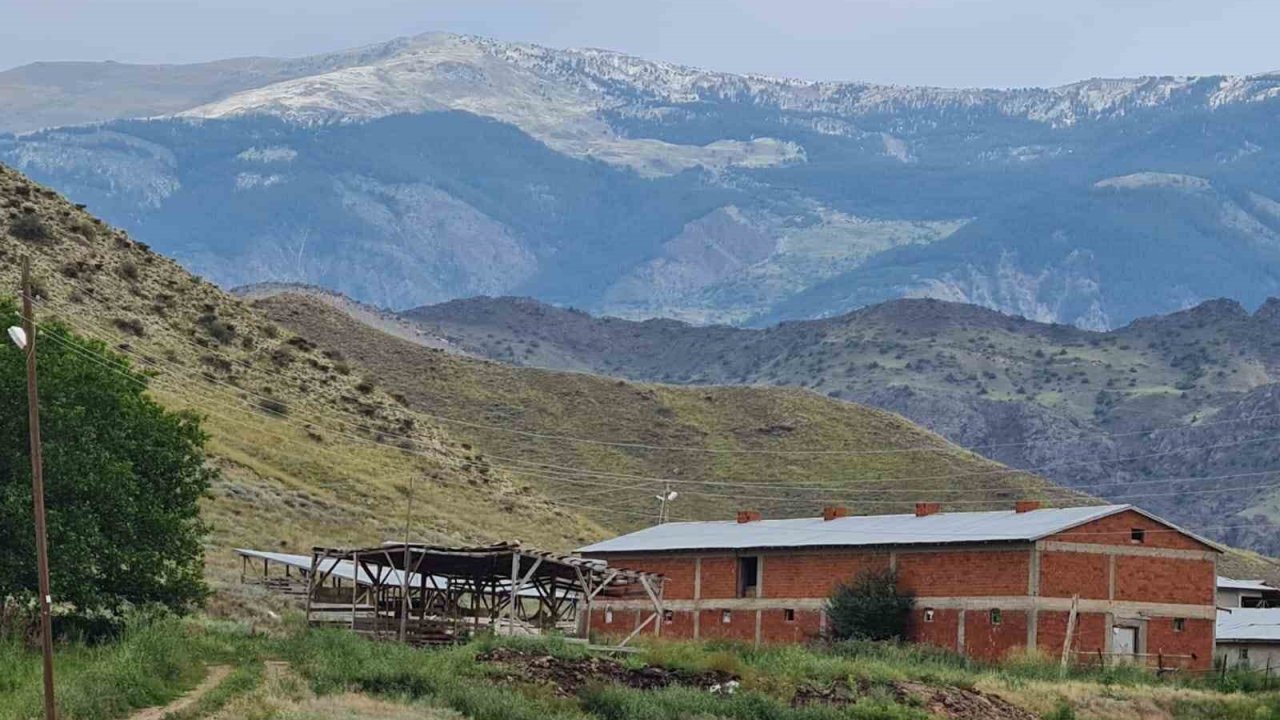 Oltu’da Kırdağı beyaza büründü