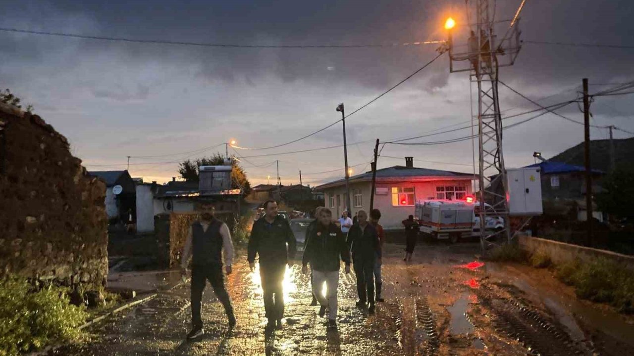 Susuz’da bir köy selden zarar gördü