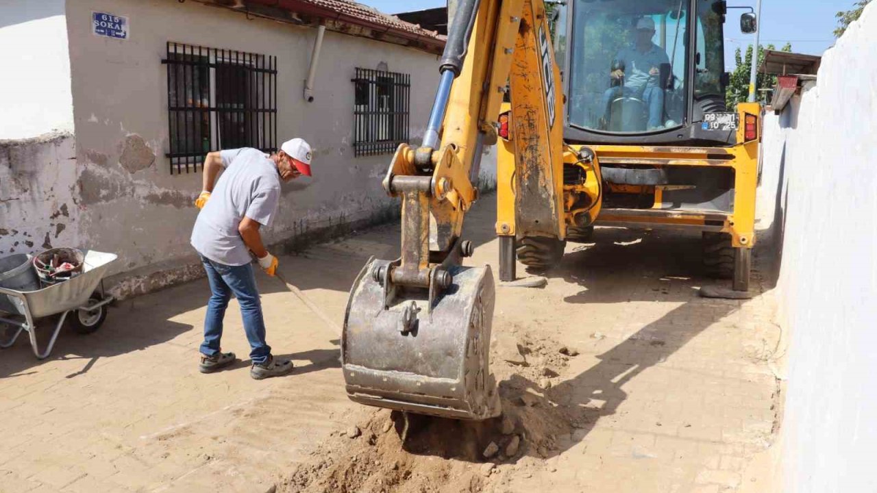 Nazilli Belediyesi İstiklal’de yolları yeniliyor