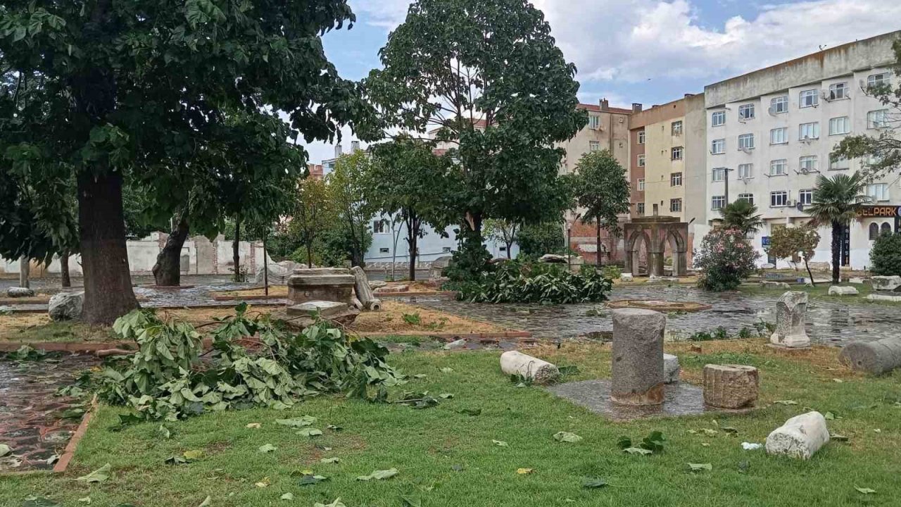 Tekirdağ’da fırtınada çatılar uçtu, ağaçlar devrildi