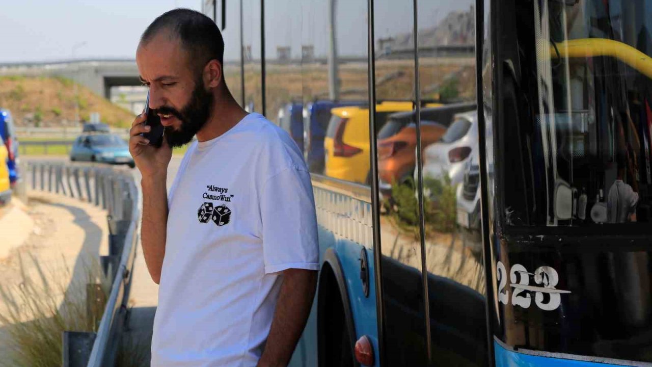 Antalya’da bir garip olay: Trafikte sürücüsü ile tartıştığı halk otobüsünün kontağını alarak kaçtı