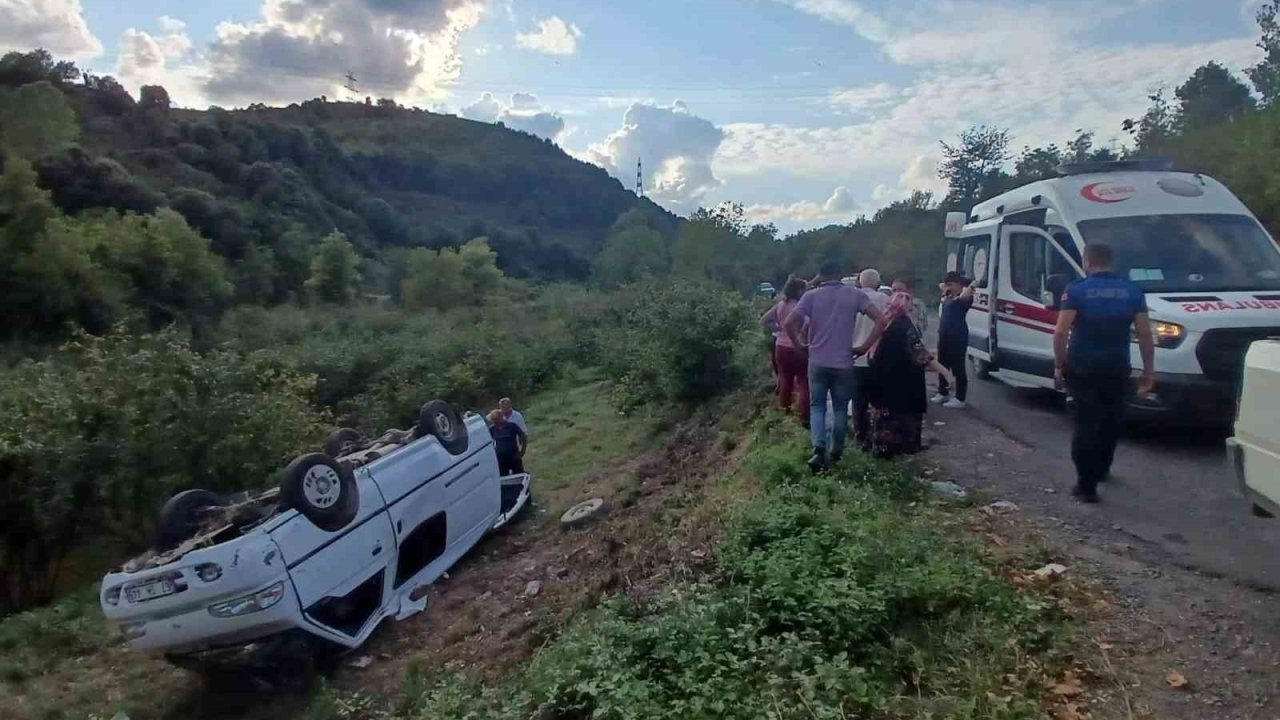 Alaplı’da hafif ticari araç takla attı; 2 yaralı