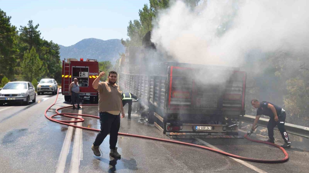 Antalya’da briket yüklü tırın dorsesi alev aldı