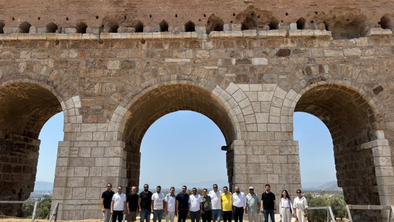 Tralles’te 44 derece sıcakta tarihi kazı yapan ekibe teşekkür yemeği