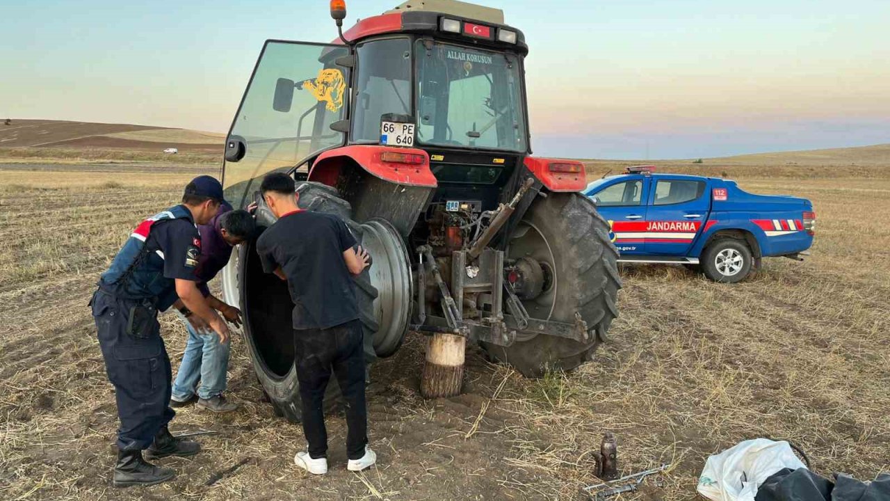 Tarlada mahsur kalan çiftçiye jandarma yardım etti