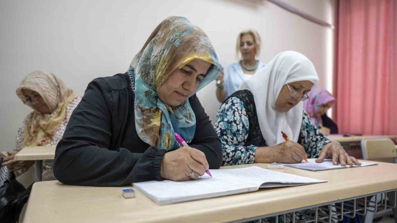 Kadınlar okuma-yazma öğreniyor