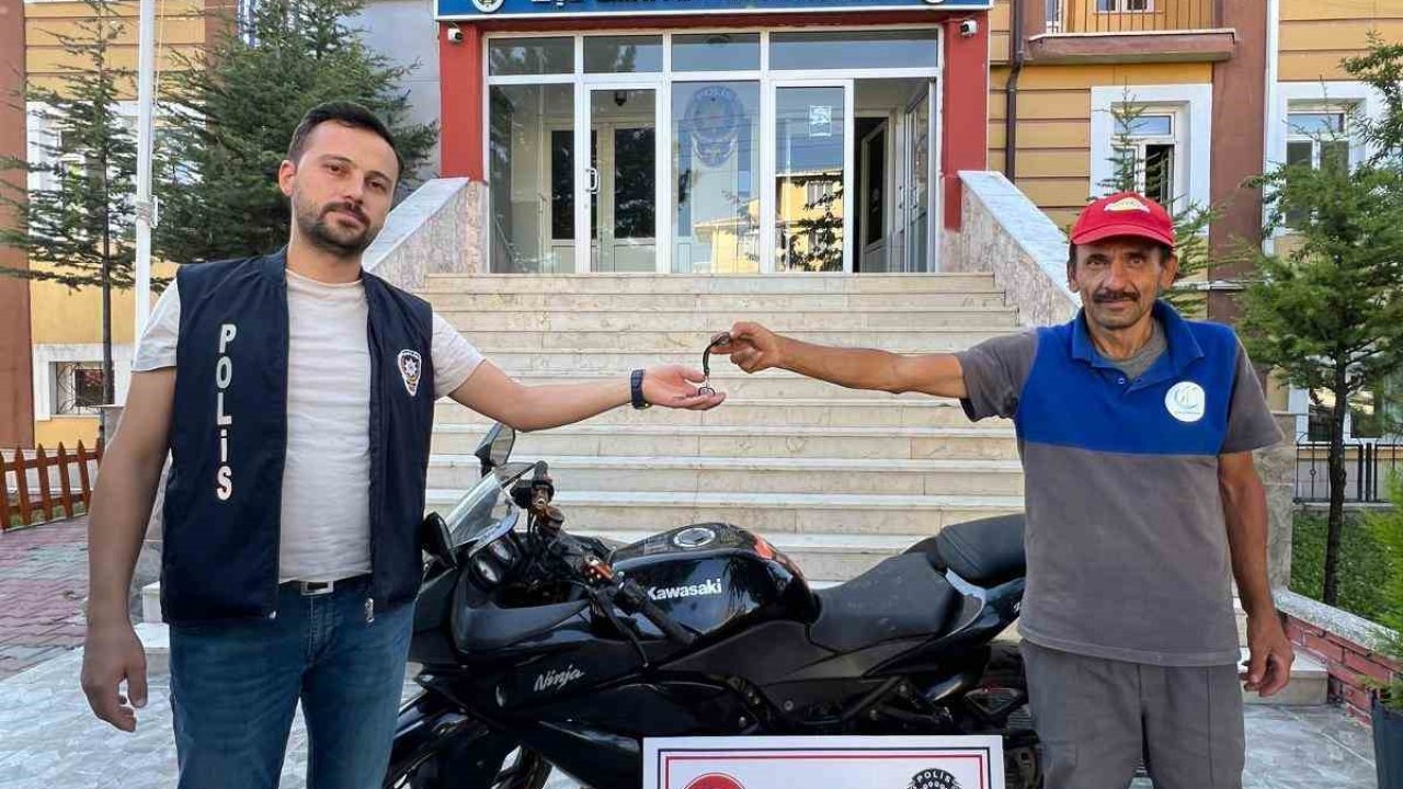 Polis çalıntı motosikleti bulup sahibine teslim etti