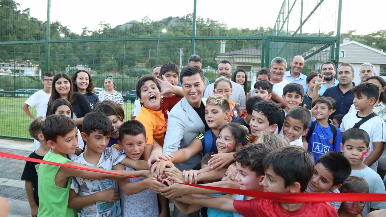 Başkan Ünlü, Beldibi’ne yapılan parkı çocuklarla beraber açtı