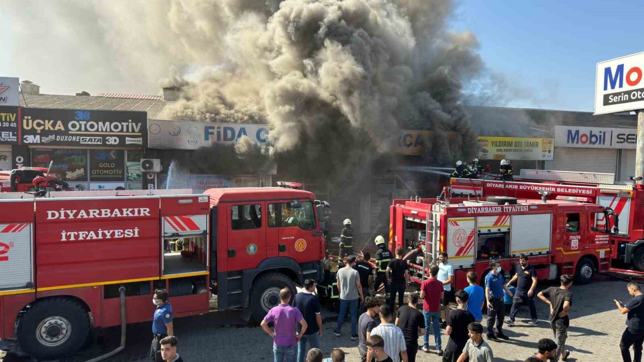 Diyarbakır’da 3. Sanayi Sitesi’nde çıkan yangına müdahale çalışmaları devam ediyor