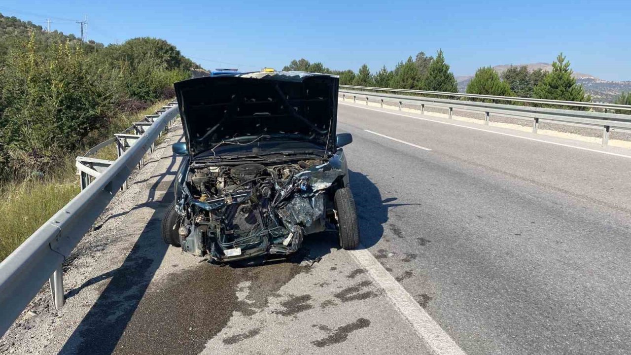 Bariyerlere çarpan otomobilde ikisi çocuk 4 kişi yaralandı