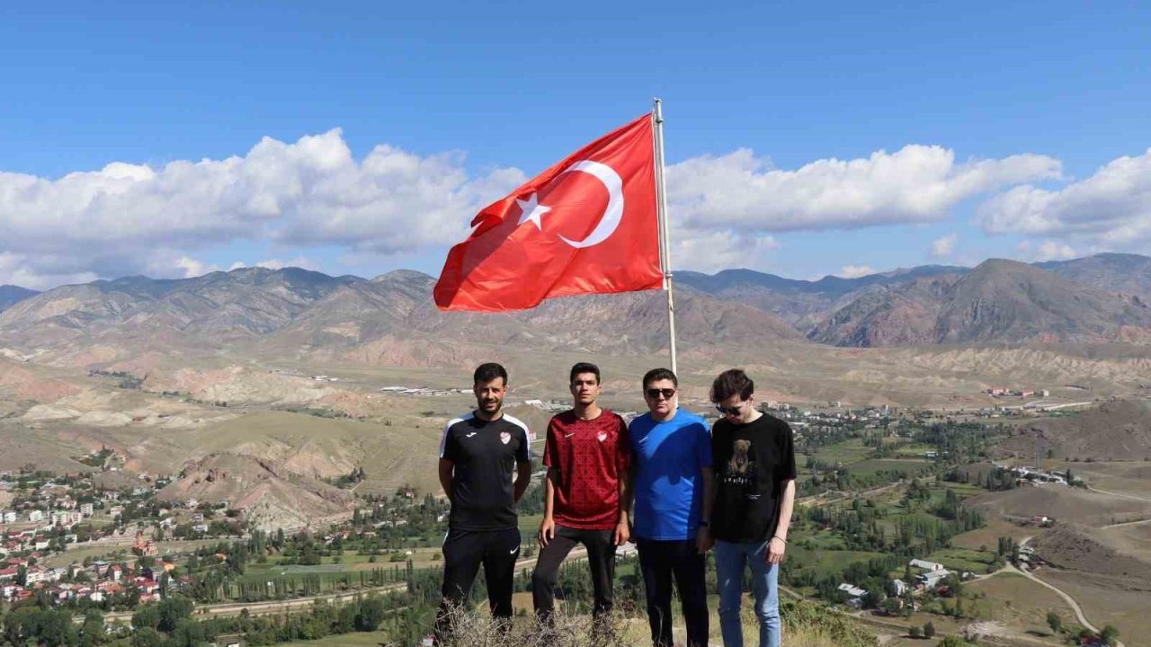 Lale Dağı’nın bayrağını yenilediler