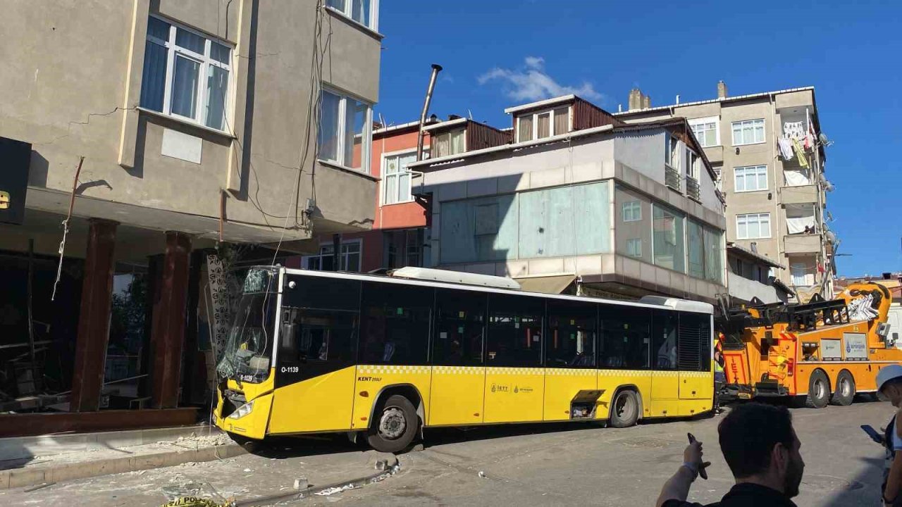 Pendik’te binaya çarparak hasara sebep olan İETT otobüsünün, binaya yapılan güçlendirme çalışmalarının ardından çekici yardımıyla kaza alanından 24 saat sonra kaldırılma çalışmaları başladı.