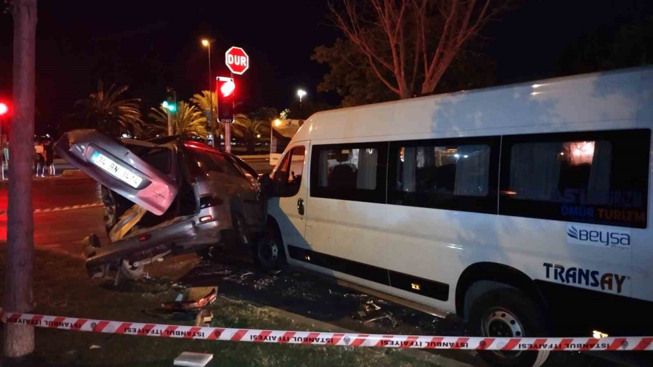 Kartal’da kontrolden çıkan otomobil trafik ışıklarında bekleyen öğrenci servisine çarptı: 2 yaralı