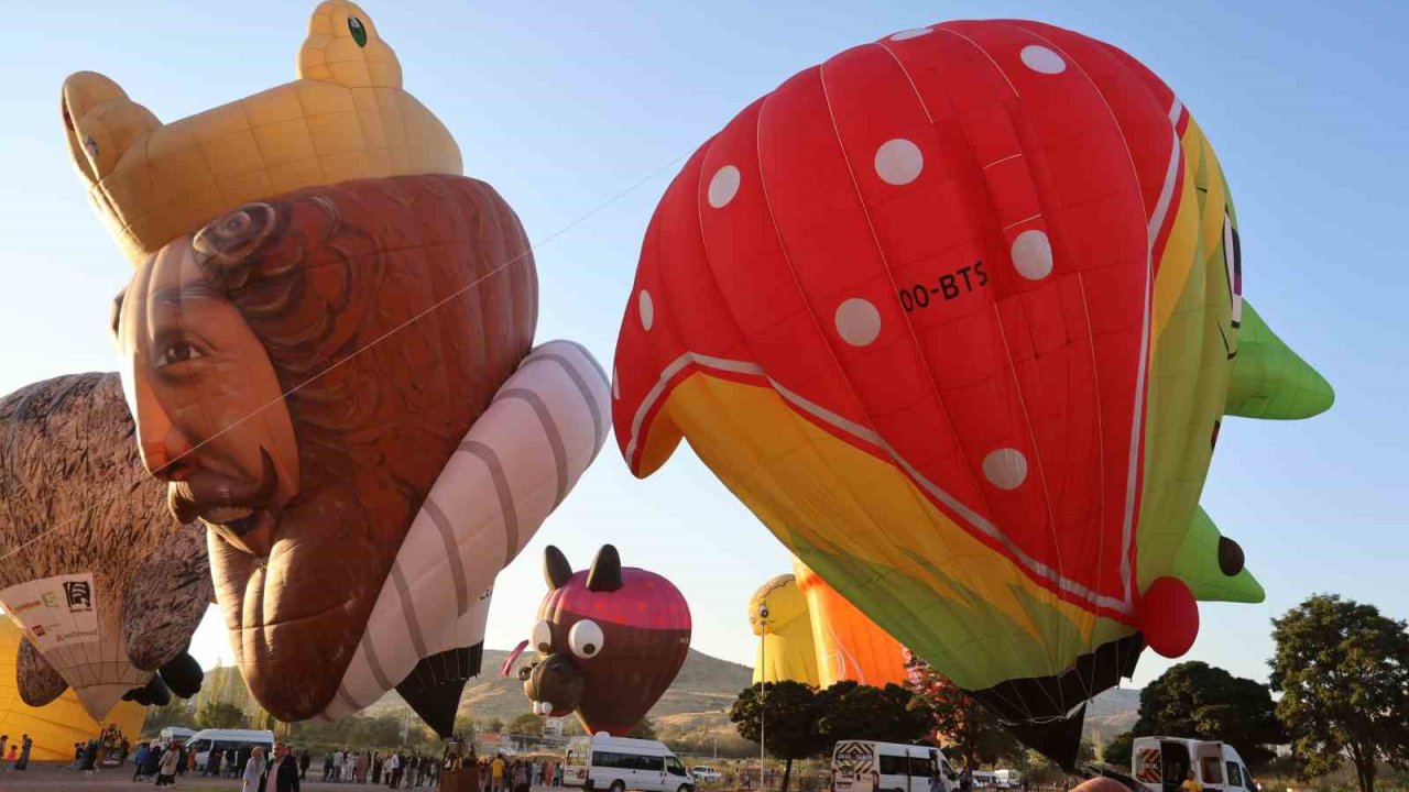 Figürlü sıcak hava balonları Ürgüp’de havalandı