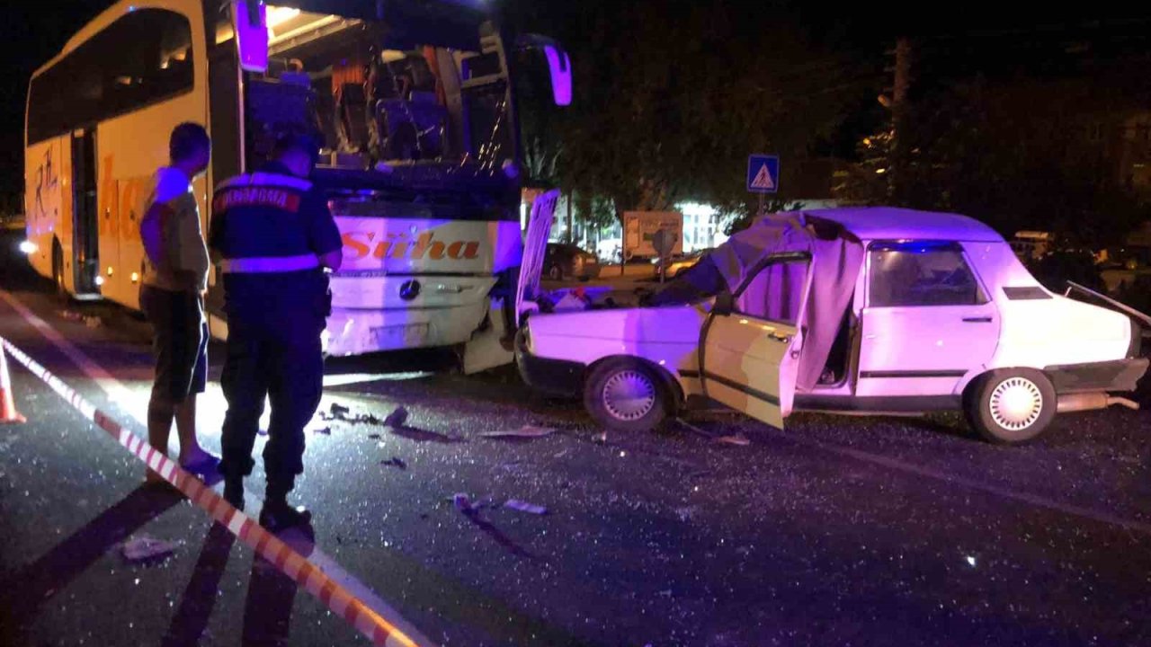 Moladan çıkan otobüs karşı şeride geçip otomobile çarptı: 1 ölü