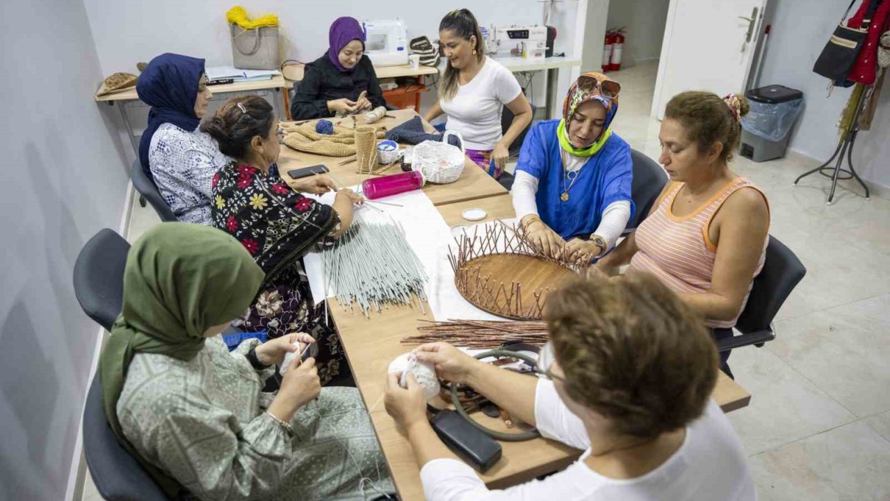 Mersin Büyükşehir Belediyesinin meslek edindirme kursları ilgi görüyor