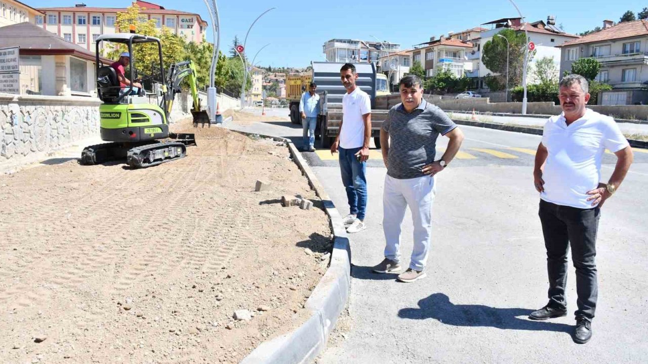 Emet Belediyesi yol, refüj ve kaldırım düzenleme çalışması başlattı