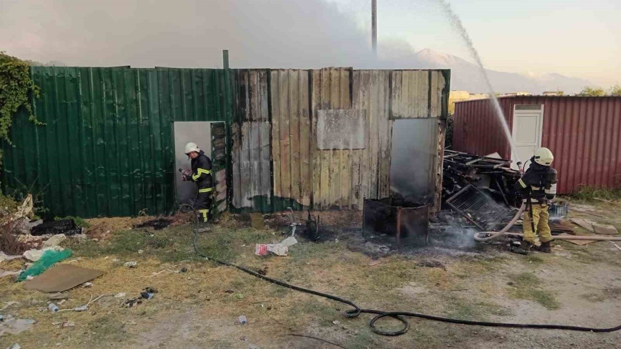 Hatay’da depo yangını