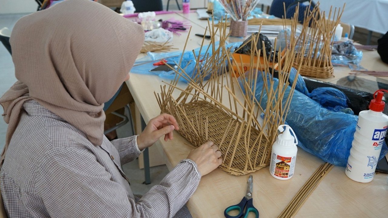 Atık malzemeler kadınların elinde sanat eserine dönüşüyor