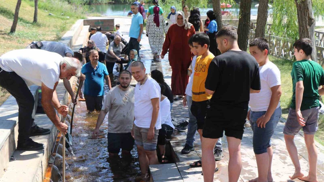 Kavurucu sıcakta Ekşisu buz gibi dondurdu