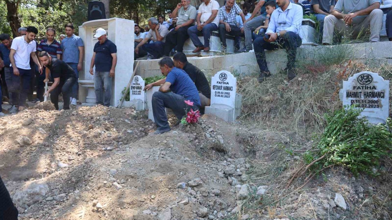 Depremden bu yana sürdürdüğü 18 aylık yaşam mücadelesini kaybeden adam, evlatları ve eşinin yanına defnedildi