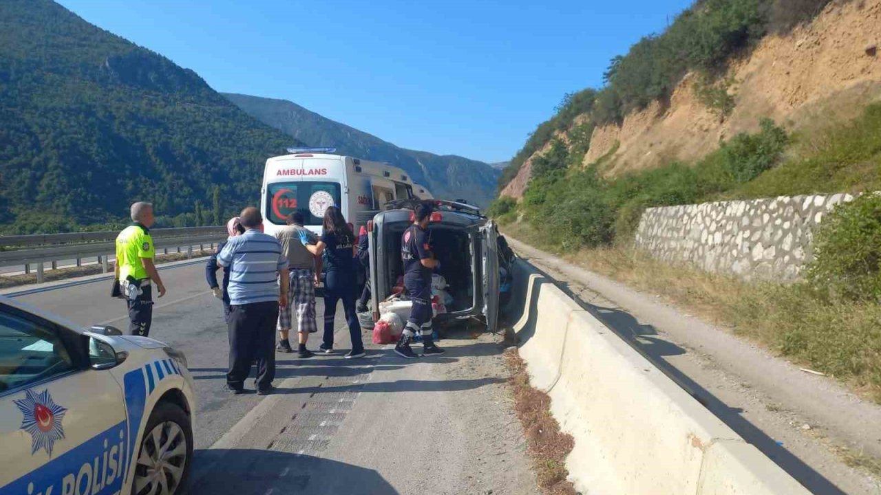 Hafif ticari araç beton bariyere çarptı: 3 yaralı