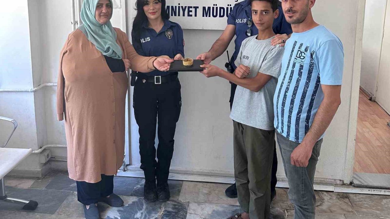 Yolda bulduğu 230 bin lira değerindeki altın bilekliği polise teslim etti