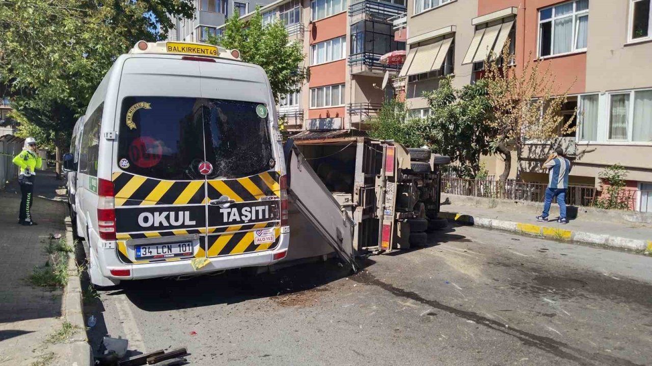 Maltepe’de süt yüklü kamyonet devrildi: 2 yaralı