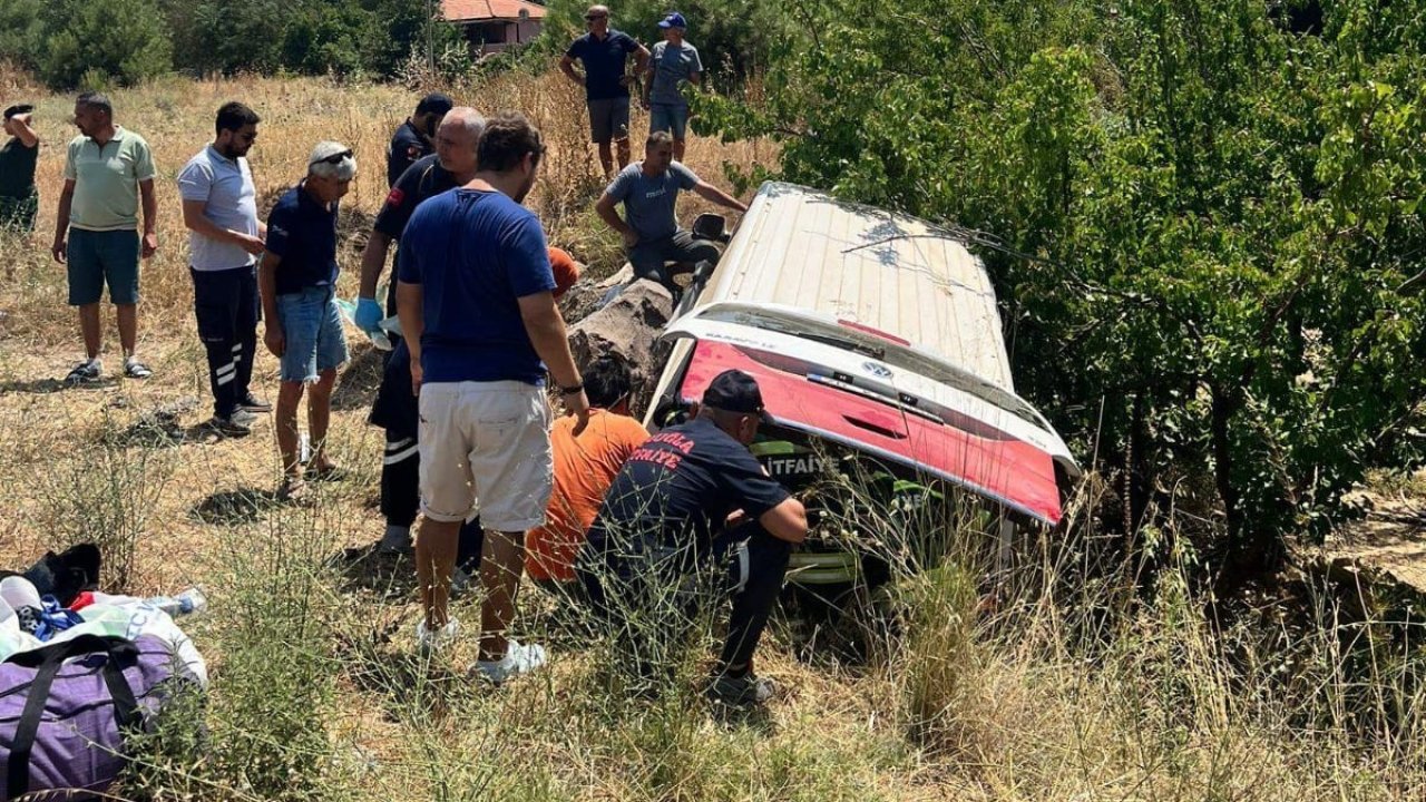 Hakimiyeti kaybolan minibüs şarampole yuvarlandı: 7 yaralı