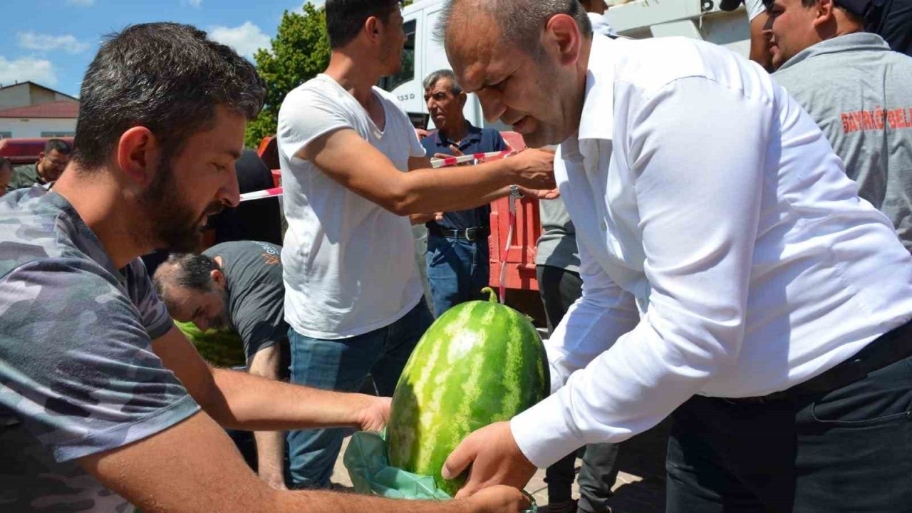 Çiftçiye destek için vatandaşlara 2 ton ücretsiz karpuz dağıtımı gerçekleştirdi