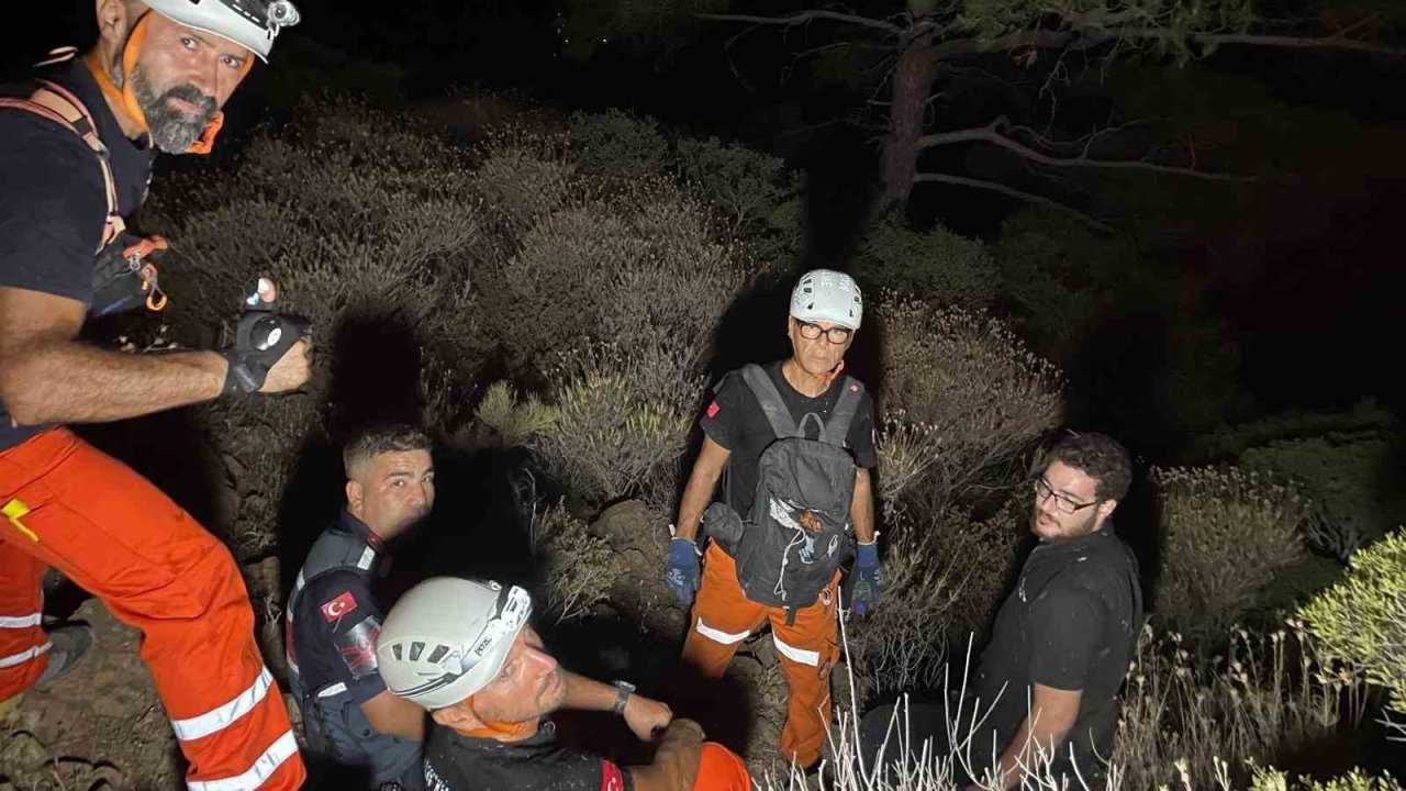 Datça’da dağlık arazide mahsur kalan düzensiz göçmenler kurtarıldı