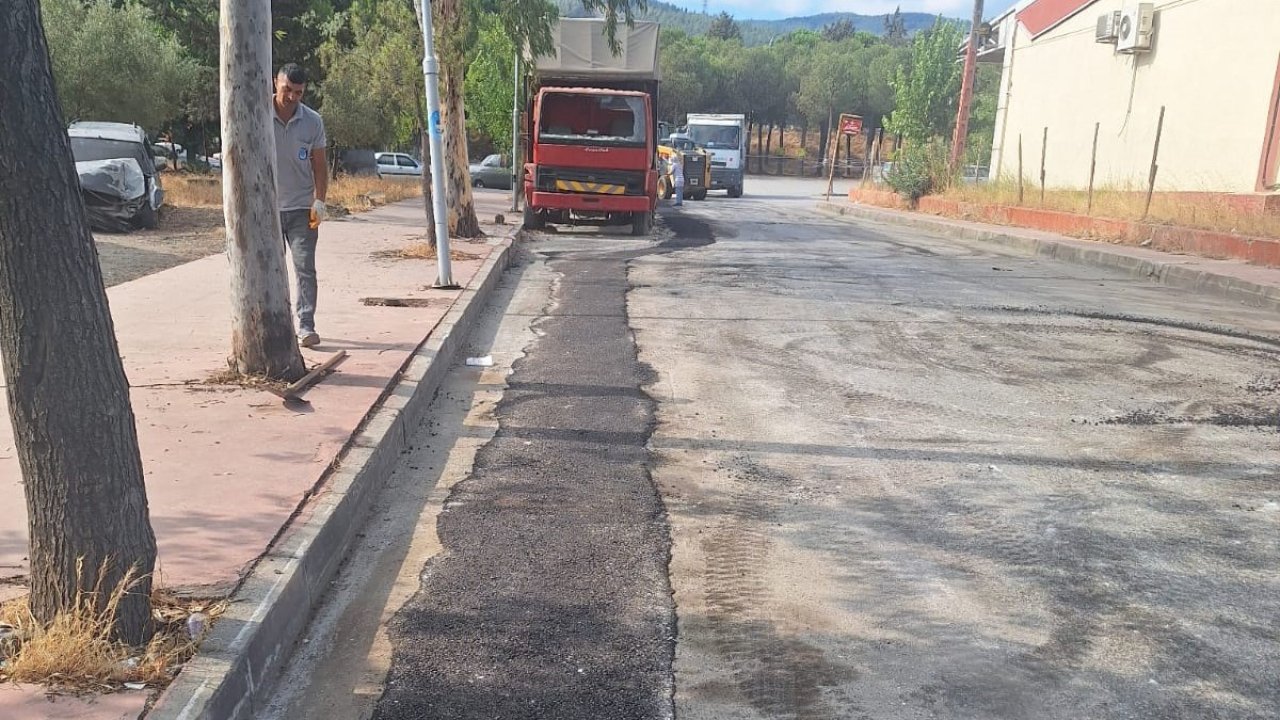 Yunusemre’den küçük sanayi sitesinde asfalt yama çalışması