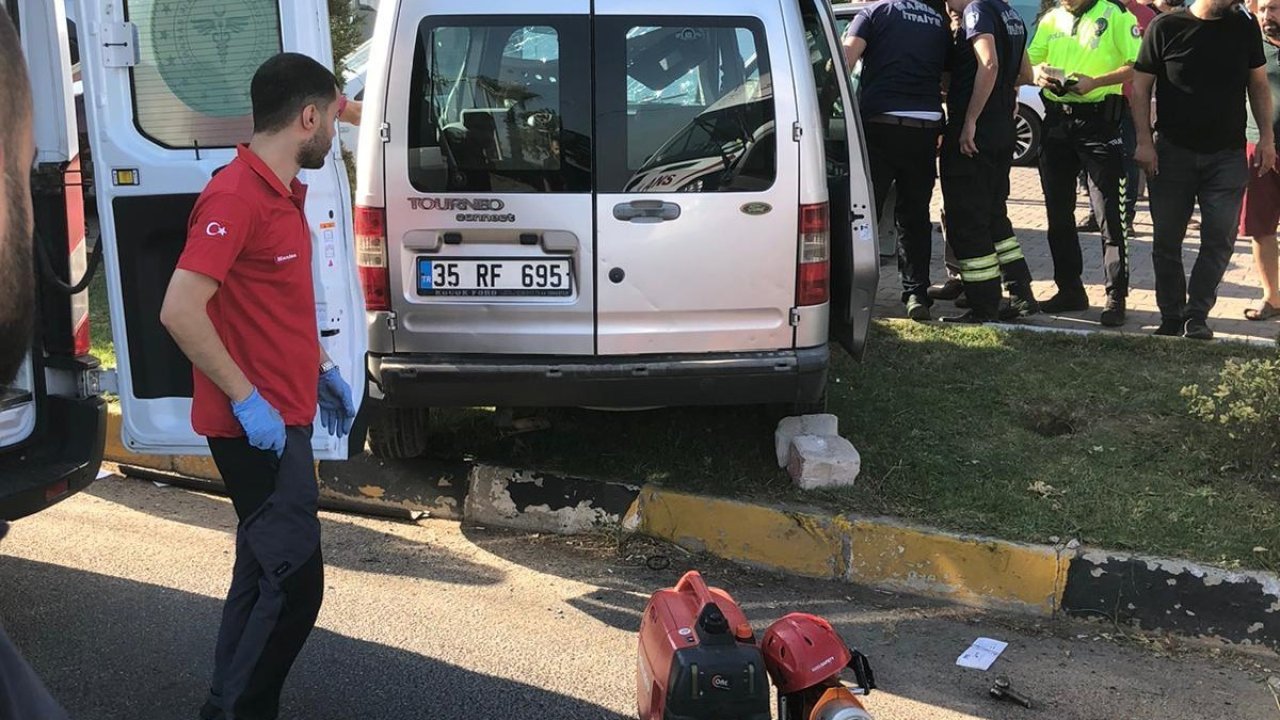 Turgutlu’da tırın çarptığı araçta bulunan baba kız yaralandı