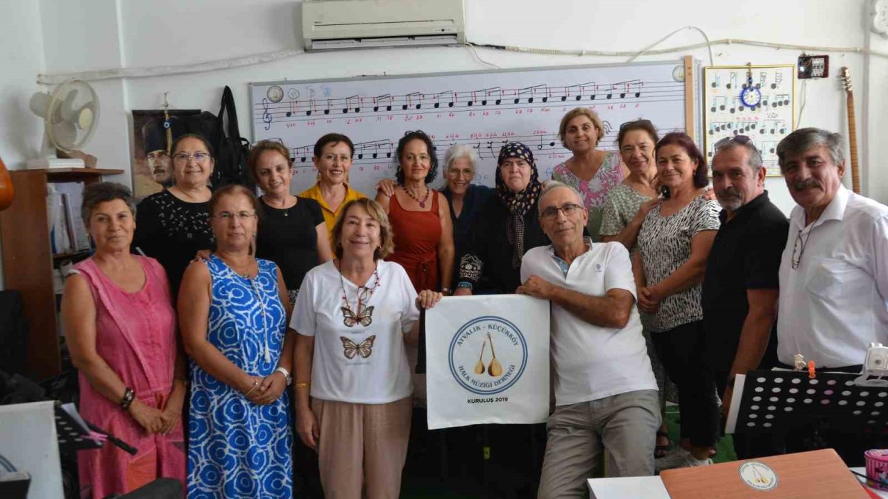 Ayvalık-Küçükköy Halk Müziği Derneği’nde Başkan Baltacı’ya güvenoyu