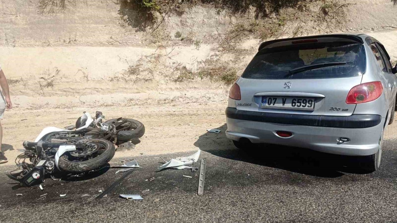 Domaniç’te motosiklet ile otomobilin çarpışması sonucu 2 kişi yaralandı