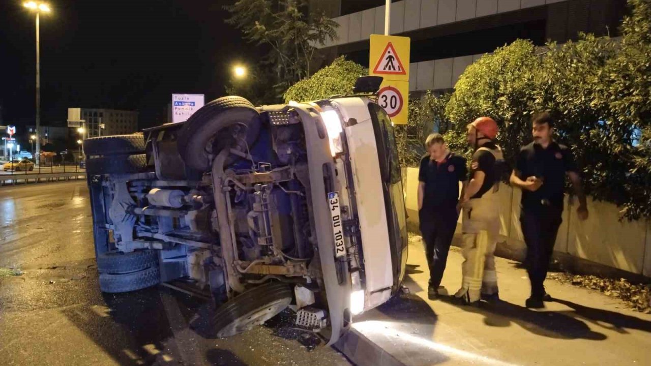 Pendik’te sebze yüklü kamyon devrildi: 2 yaralı