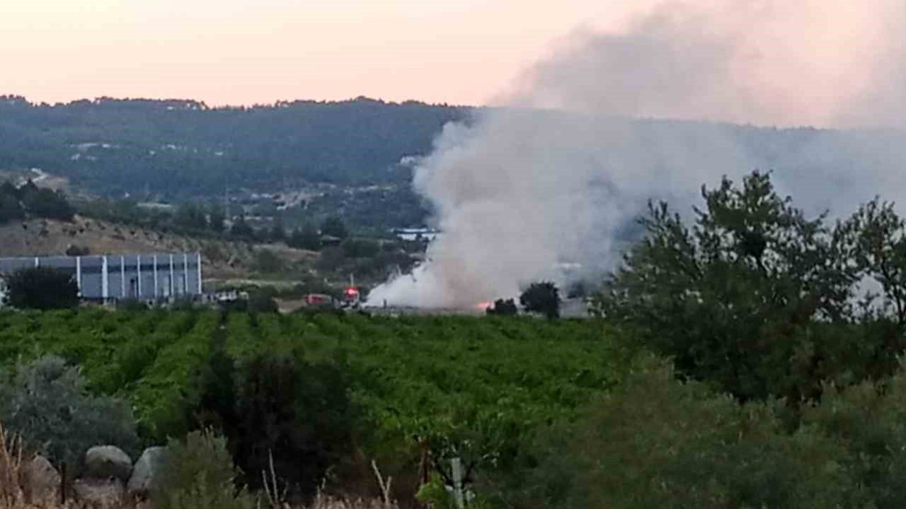 Denizli’de hurda ve moloz dökülen sahada yangın çıktı