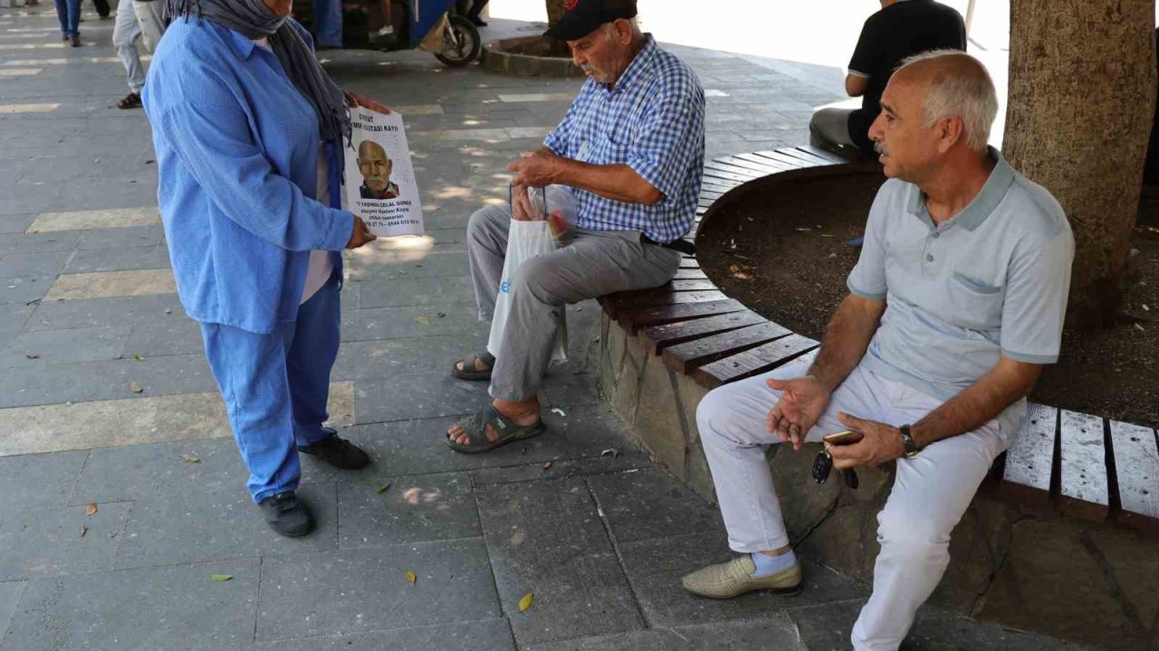 Sokak sokak herkese "Babamı gördünüz mü" diye soruyor