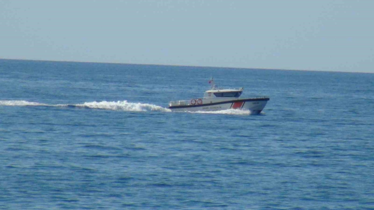 Kastamonu’da batan teknedeki kayıp üç kişiyi arama çalışmaları devam ediliyor