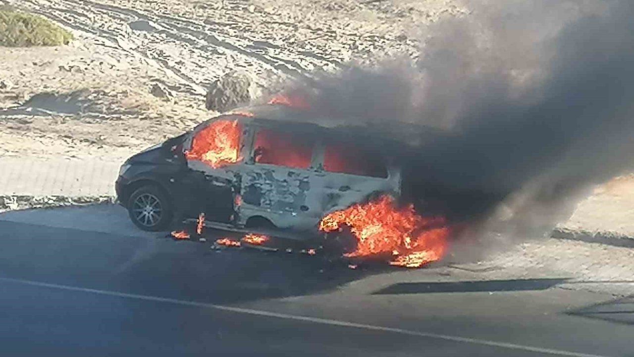 Antalya’da panelvan tur aracı alev alev yandı