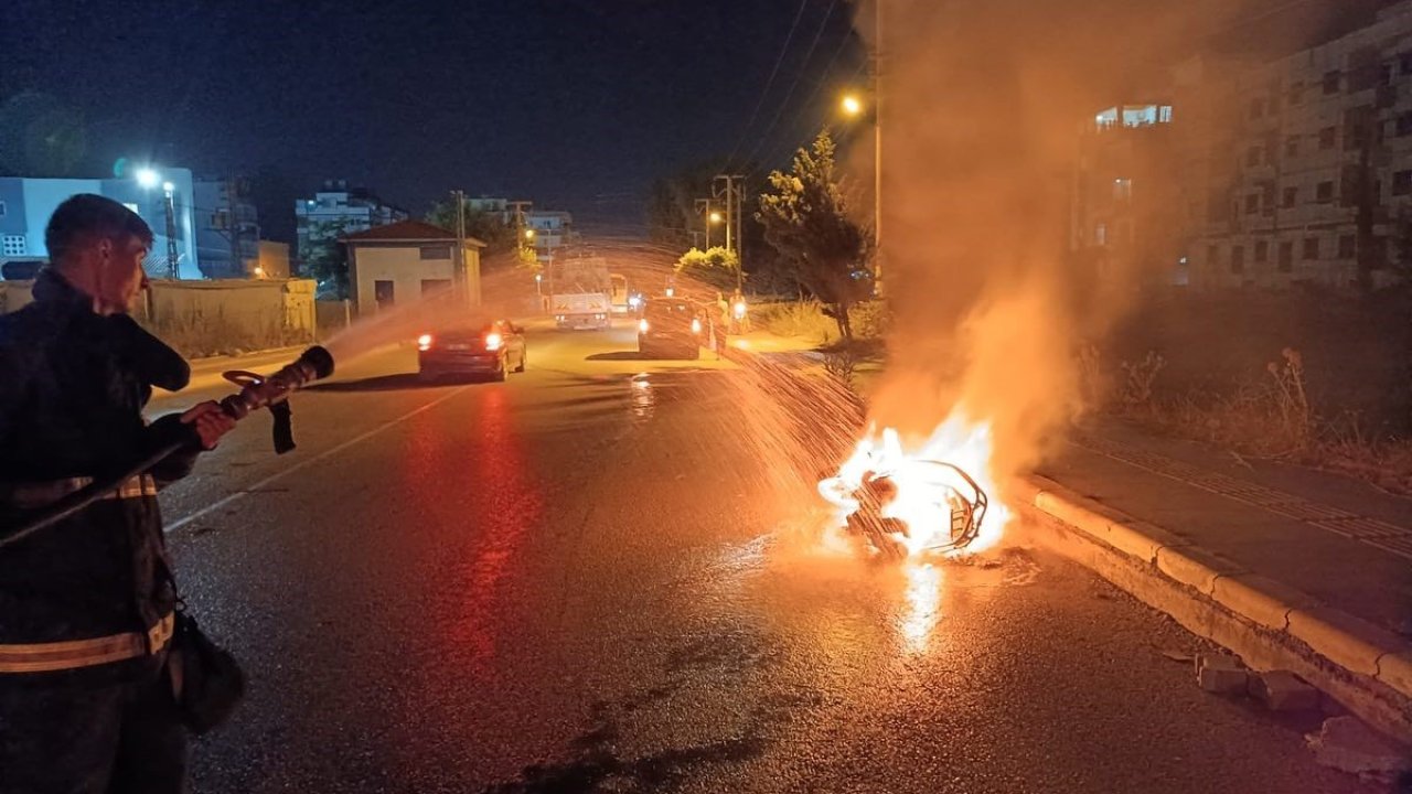 Seyir halindeki motosiklet alev aldı