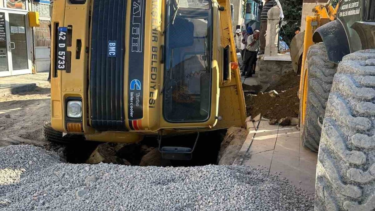 Yol göçtü kamyon çukura düştü