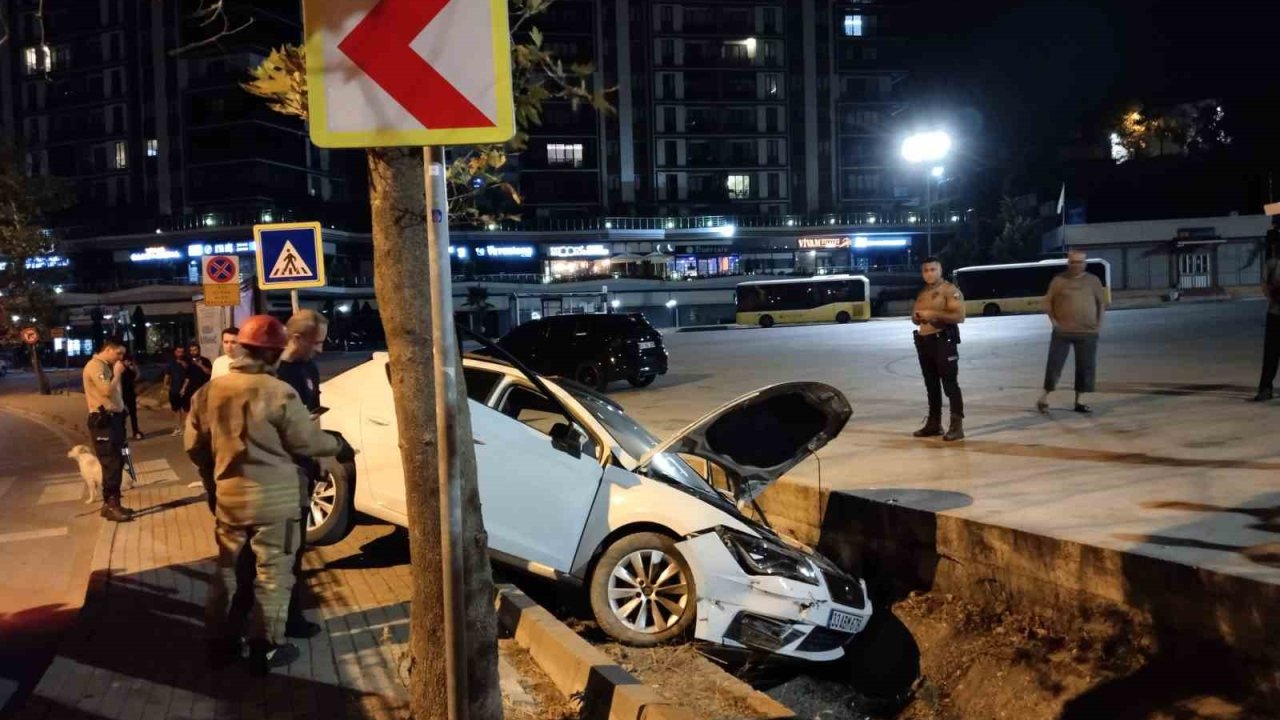 Kartal’da drift atan alkollü sürücü kaza yaptı